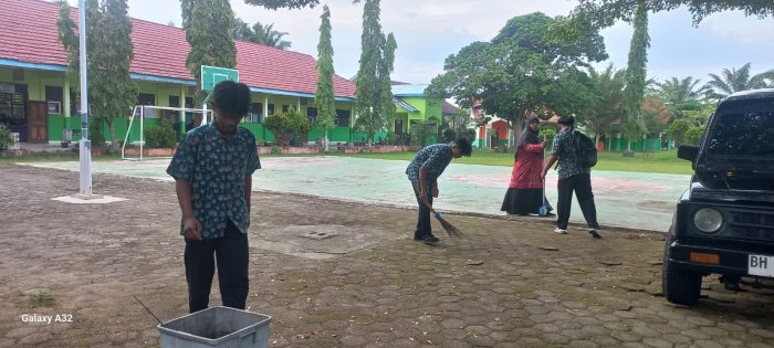 Guru Piket Rabu Ajak Siswa MAN 2 Bungo Bersih-Bersih Sebelum Pembelajaran