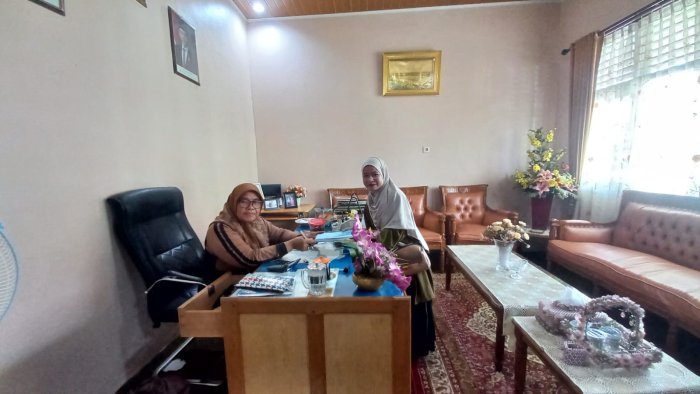 Mahasiswa PPLK IAI Yasni Muara Bungo Meminta Tanda Tangan Kepala MAN 2 Bungo Sebagai Bukti Pelaksanaan Kegiatan