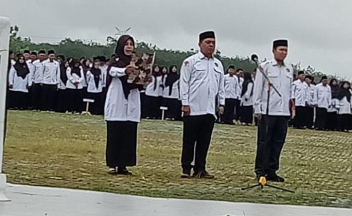 Ibu Ratna Sari, S.Pd.I Jadi Petugas Pembaca UUD 1945 pada Upacara HAB ke-80