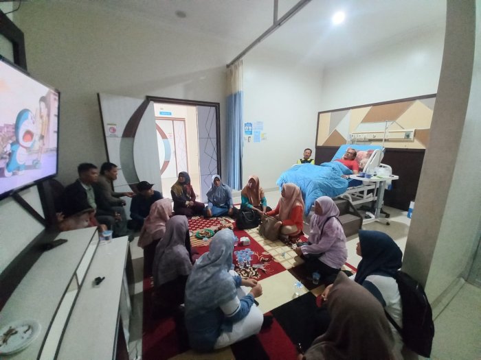 Wujud Kepedulian dan Kebersamaan, Guru MAN 2 Bungo Membesuk Suami Rekan Sejawat yang Sedang Dirawat