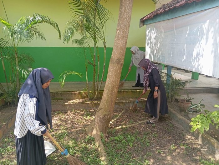 Staf TU MAN 2 Bungo Ikut Goro, Tunjukkan Semangat Gotong Royong