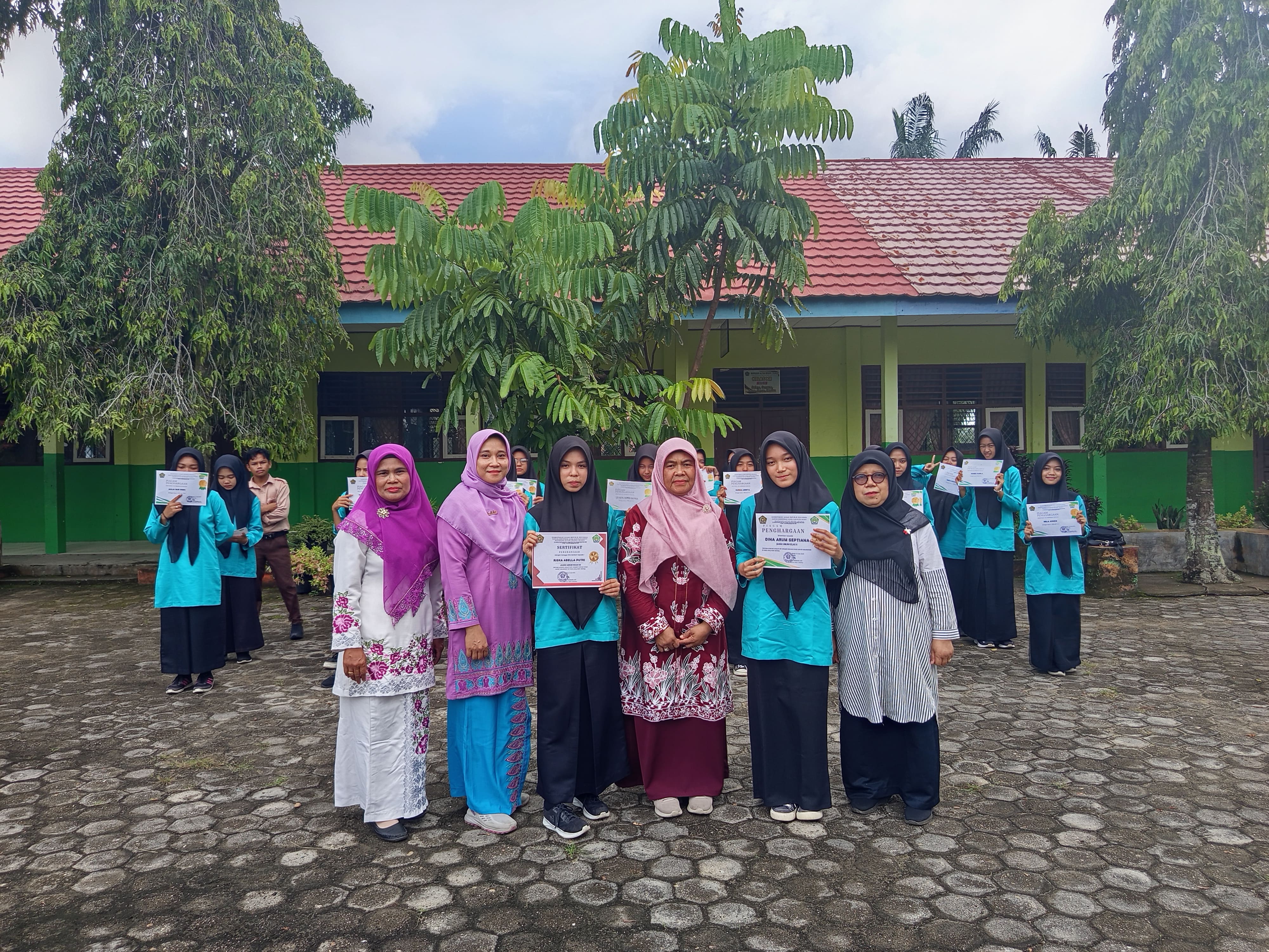 Momen Penuh Semangat: Pembagian Raport Semester Genap MAN 2 Bungo Tahun Ajaran 2024/2025