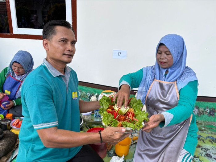 Guru Senior Ibu Sri Herlina, S.Pd.I Bersama Bapak Indra Wijaya Meriahkan Lomba Masak Sambal Telur HAB ke-80