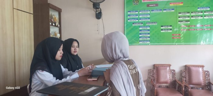 Persiapkan Langkah ke Dunia Kampus, Verlita Pahira Putri dan Sakinnaturrohmah Ambil SKL di PTSP MAN 2 Bungo