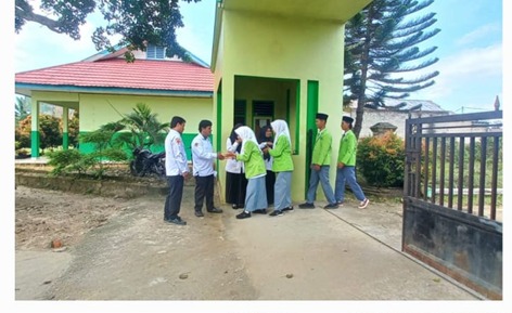 Guru Piket MAN 2 Bungo Sambut Siswa dengan Salam Santun, Budaya KBC Mengakar Sejak Gerbang Madrasah