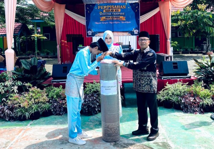 Perpisahan Bermakna, Siswa MAN 2 Bungo Beri Kenangan Karpet untuk Mushola