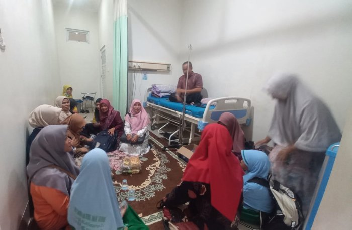 Guru MAN 2 Bungo, H. Mahyudin, M.Pd.I Dirawat di RS Jabal Rahmah : Rekan Guru Datang Menjenguk Beri Dukungan