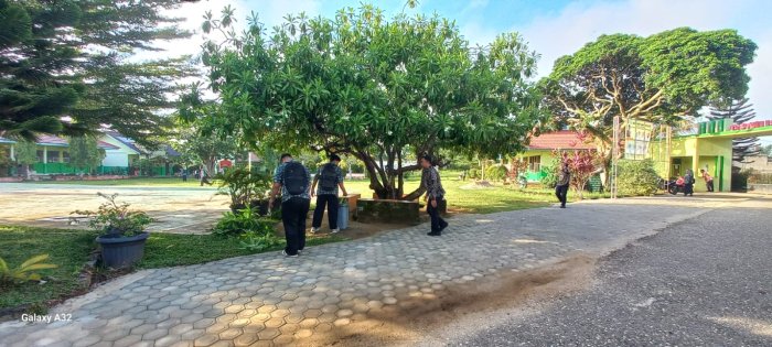 Aksi Peduli Lingkungan, Siswa MAN 2 Bungo Gelar Bersih-Bersih Sebelum Belajar