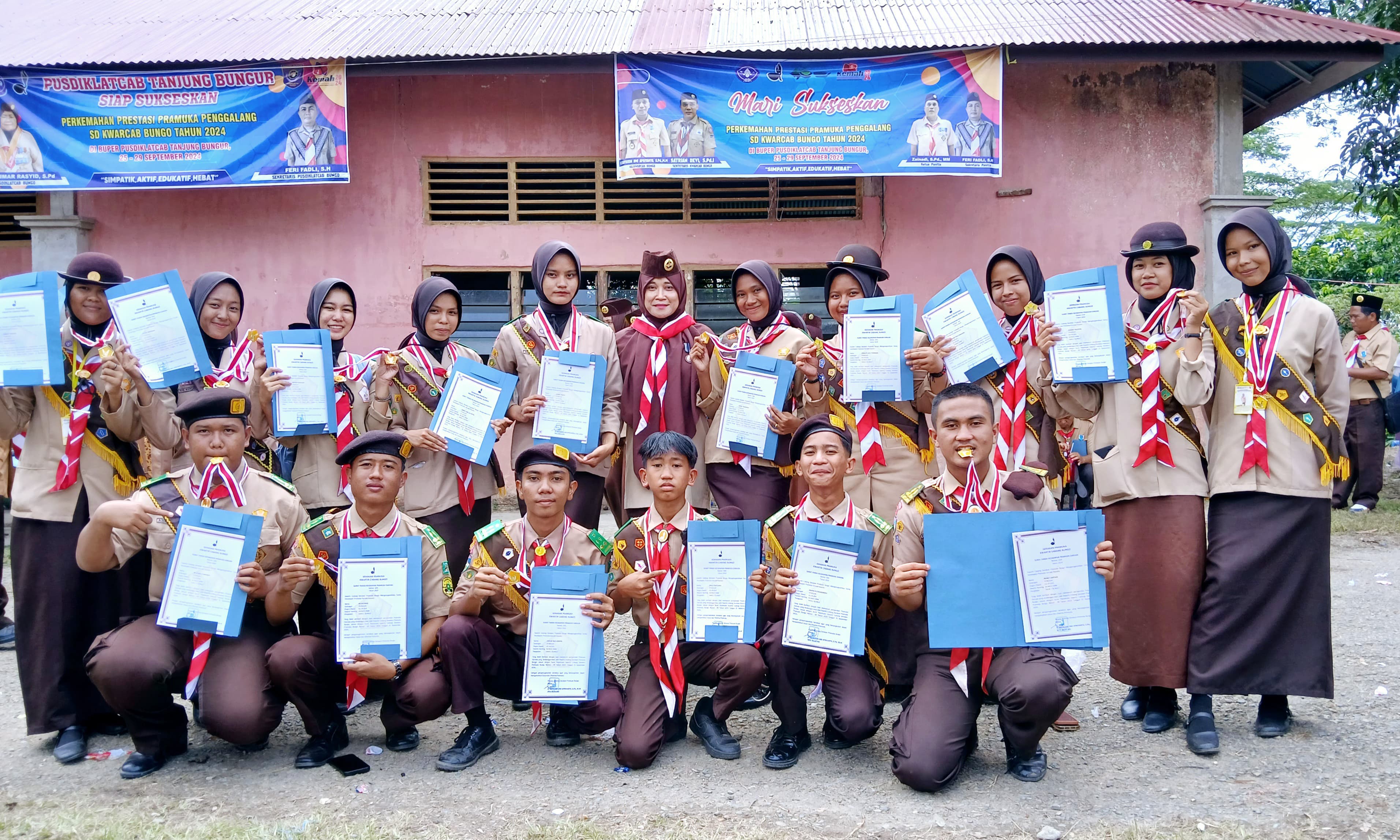 ALHAMDULILLAH  ADA 18 SISWA MAN 2 BUNGO YANG DI LANTIK HARI INI OLEH BAPAK BUPATI DAN KWARCAB BUNGO.