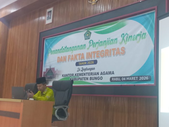 Kepala MAN 2 Bungo Ibu Dra. Hj. Masniah, S.Pd Hadiri Penandatanganan Perjanjian Kinerja dan Fakta Integritas di Kemenag