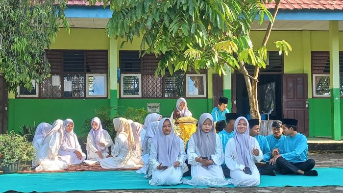 Luar Biasa, Drama Musikalisasi Siswa Kelas XI A : Marhaban Menyambut Kelahiran Anak.