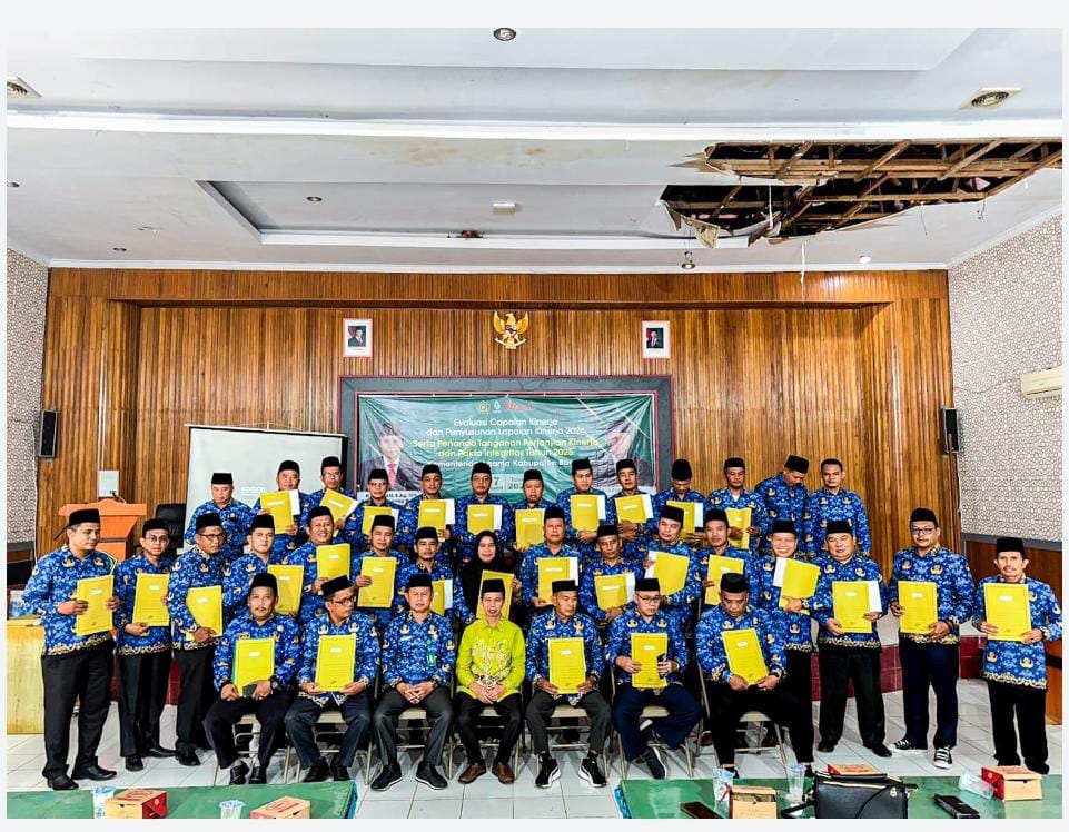 Kepala MAN 2 Bungo Hadiri Penandatanganan Perjanjian Kinerja dan Pakta Integritas Tahun 2025 di Kantor Kemenag Kabupaten Bungo