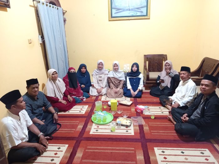 Kebersamaan Penuh Keikhlasan, Tim Safari Ramadhan MAN 2 Bungo Berbuka Bersama di Rumah Ibu Latifah, S.Ag