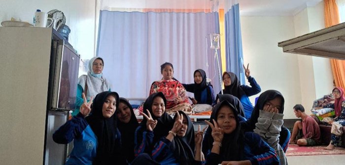 Siswa Kelas XC MAN 2 Bungo Jenguk Teman Sekelas yang Sakit di Rumah Sakit Permata Hati