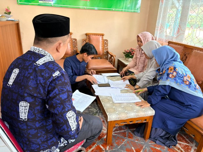 Waka Kurikulum MAN 2 Bungo Bersama Operator dan Guru Bahas RHK untuk Penguatan E-Kinerja