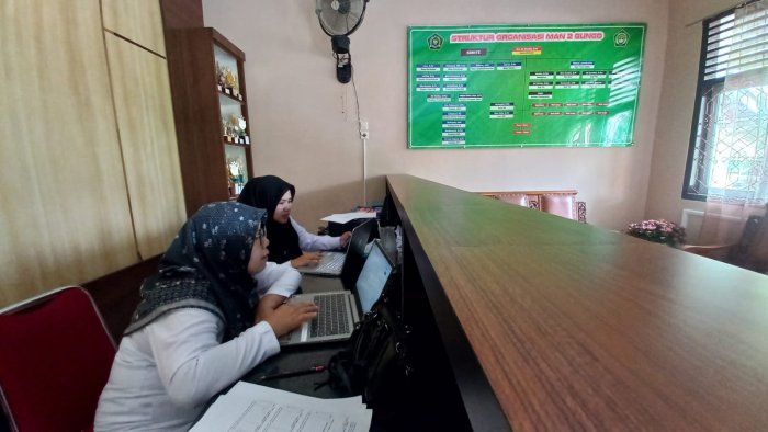 Waka Kesiswaan MAN 2 Bungo Siapkan Soal Ujian Semester Ganjil Melalui Google Form