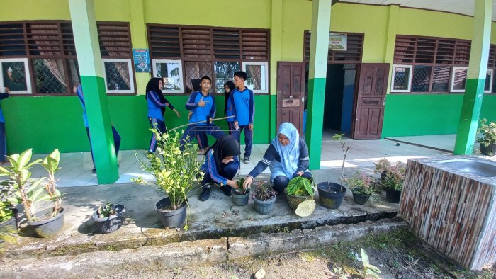 Guru Piket MAN 2 Bungo Jadi Teladan dalam Menjaga Kebersihan