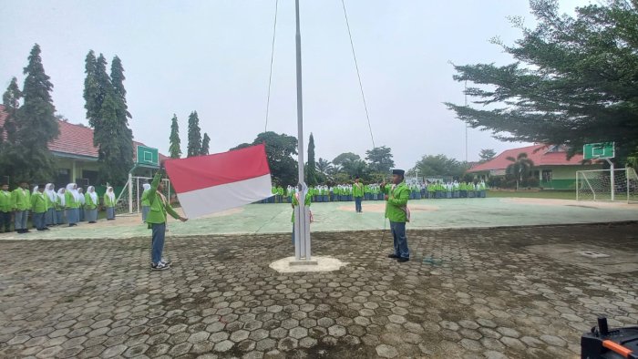 Bapak Adiyon Putra Jaya, S.Pd.I Selaku Pembina Upacara Tekankan Pentingnya Disiplin Dan Tanggung Jawab