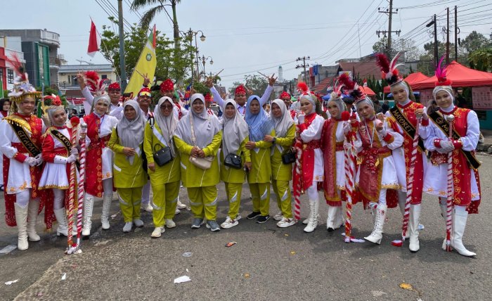 Guru MAN 2 Bungo Dampingi Siswa Semarakkan Pawai Pembangunan Kabupaten Bungo