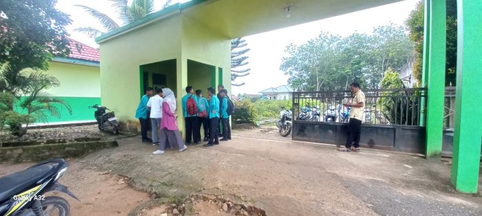 Guru Piket Hari Jumat Sambut Siswa Sejak Pagi dan Ciptakan Suasana Bersih di MAN 2 Bungo