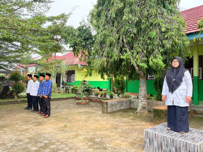 Upacara Rutin di MAN 2 Bungo: Waka Kesiswaan Ingatkan Kedisiplinan dan Persiapan Ujian Semester Genap