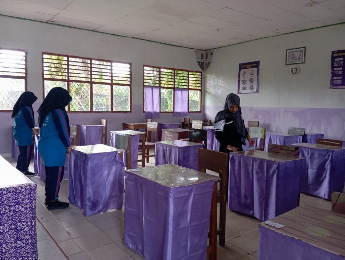Panitia Ujian Semester Genap MAN 2 Bungo Matangkan Persiapan dengan Penempelan Nomor Ujian di Meja Peserta
