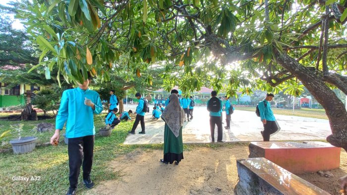 Siswa MAN 2 Bungo Biasakan Budaya Bersih Sebelum Kegiatan Belajar