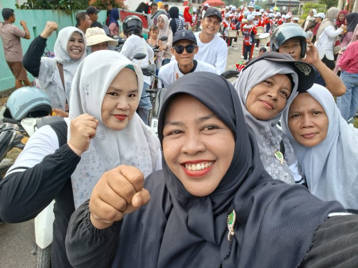 Penuh Semangat, Kepala MAN 2 Bungo Bersama Guru Dampingi Siswa Meriahkan Pawai Bungo Dani