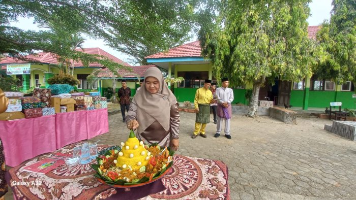 Momen Penuh Makna : Pemotongan Tumpeng HGN ke-80 MAN 2 Bungo Oleh Kepala MAN 2 Bungo