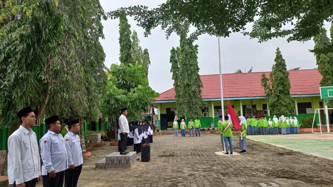 MAN 2 Bungo Gelar Upacara Bendera Hari Senin, Tekankan Nilai Karakter dan Disiplin