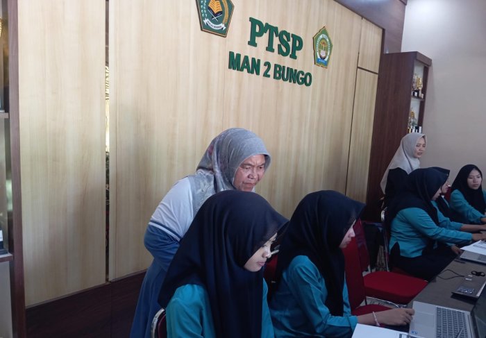 Simulasi OMI Sesi Ketiga, Siswa MAN 2 Bungo Ikuti Ujian Fisika dan Ekonomi