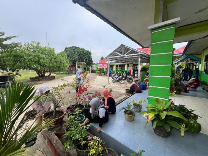 Kepala MAN 2 Bungo Pimpin Gotong Royong Akbar, Wujudkan Madrasah Bersih dan Kebersamaan