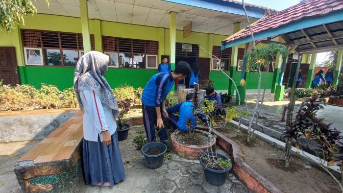 Goro dikelas XII C di pantau langsung oleh wali kelas Ibu Nailil Husni, S.Pd.I