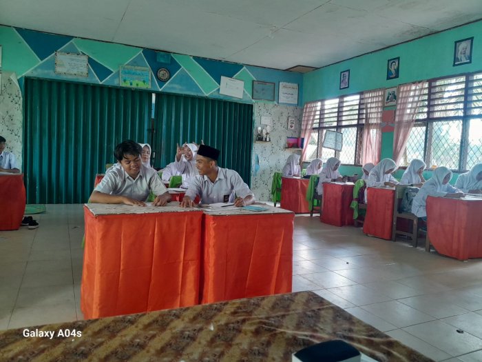 Guru Bahasa Indonesia, Bapak Alex Sander, S.Pd.I Bahas Kisi-Kisi Teks Deskripsi dengan Menarik dan Interaktif