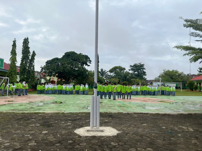 Kelas XII A MAN 2 Bungo Sukses Jalankan Tugas Sebagai Petugas Upacara Hari Senin Didampingi Ibu Dwi Sari Juniwati, S.Pd