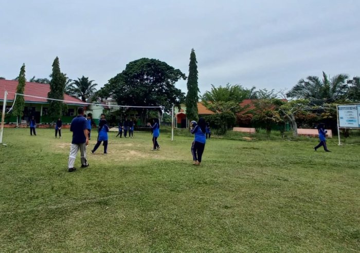 Asah Kekompakan, Siswa MAN 2 Bungo Seru-Seruan Main Voli di Jam Penjas