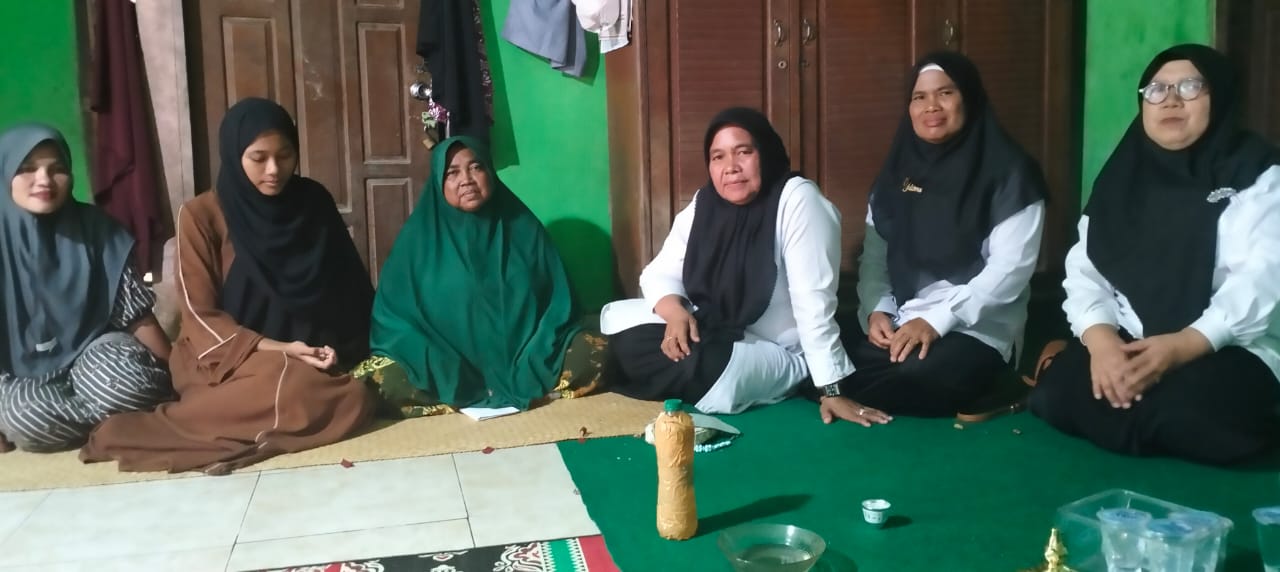 Kepala Madrasah, Guru dan Siswa MAN 2 Bungo Takziah ke Orang Tua Siswa yang Meninggal Dunia