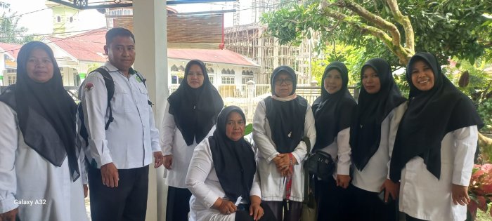 Kepala MAN 2 Bungo Bersama Guru dan Staf Jenguk Suami Ibu Binti Mastianah, S.Ag