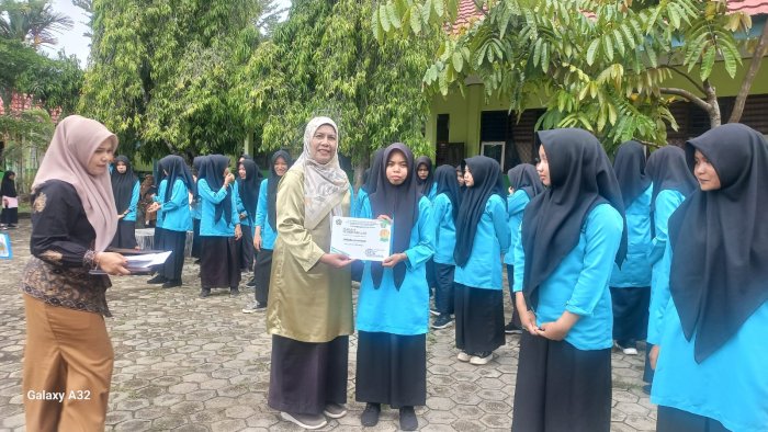 Wali Kelas X MAN 2 Bungo Bagikan Piagam Penghargaan dan Rapor Semester