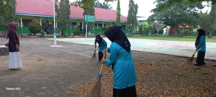 Semangat Gotong Royong, Guru Piket Ajak Siswa Bersihkan Halaman MAN 2 Bungo Sebelum Belajar