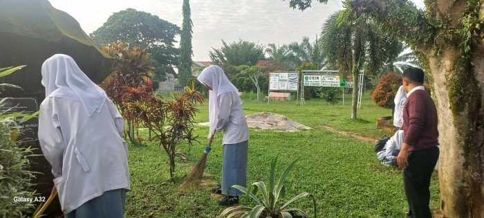 Siswa MAN 2 Bungo Rutin Laksanakan Gotong Royong Bersihkan Halaman Madrasah
