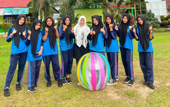 XI D meraih juara 1 lomba voli besar dalam kegiatan class meeting, mengalahkan tim guru dengan laga penuh sportivitas di MAN 2 BUNGO XI D meraih juara 1 lomba voli besar dalam kegiatan class meeting, mengalahkan tim guru dengan laga penuh sportivitas di MAN 2 BUNGO