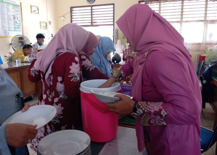 Guru MAN 2 Bungo Rayakan HGN ke-80 dengan Momen Makan Bersama