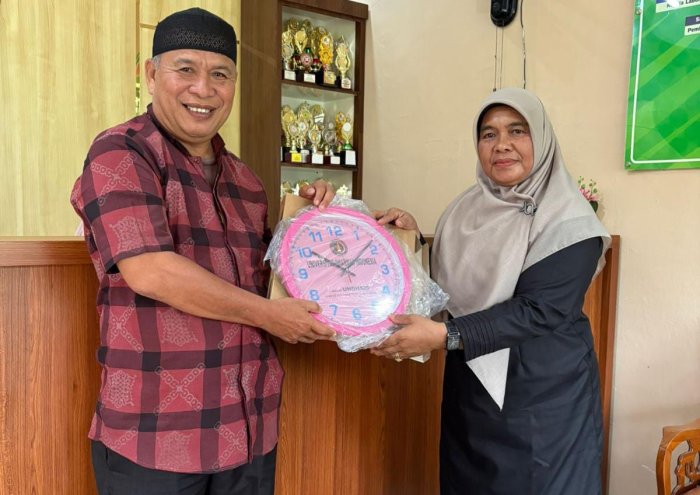 UNDARI Serahkan Cendera Mata kepada MAN 2 Bungo Usai Kegiatan Sosialisasi