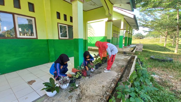 Ciptakan Lingkungan Bersih dan Nyaman, Siswa MAN 2 Bungo Kompak Lakukan Gotong Royong