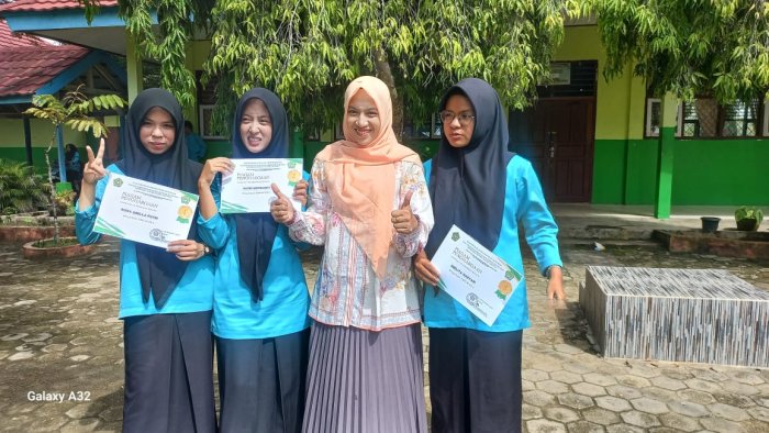 Wali Kelas XII MAN 2 Bungo Bagikan Piagam Penghargaan dan Rapor Semester Ganjil Tahun Pelajaran 2025/2026