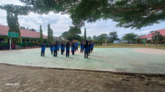 Kelas X B  Semangat ikuti Lomba Senam