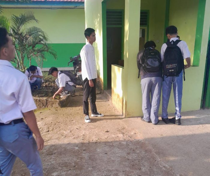 Guru Piket Sambut Kedatangan Siswa