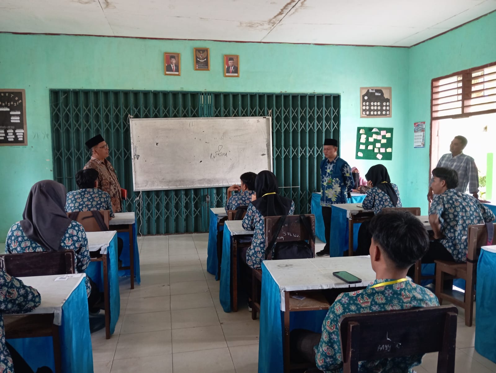 Hari Kedua Pelaksanaan Ujian Madrasah, Kasi Penmad dan kepala Tata Usaha kemenag Kabupaten Bungo Lakukan monitoring di MAN 2 Bungo.
