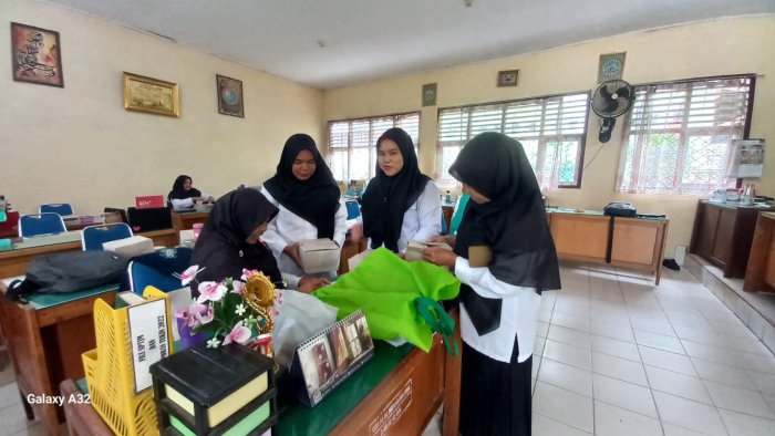 Kepala MAN 2 Bungo Berikan Penghargaan kepada Guru dan Staf Peserta Lomba HAB